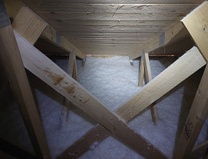 Zateplení stropu novostavby pomocí foukané izolace